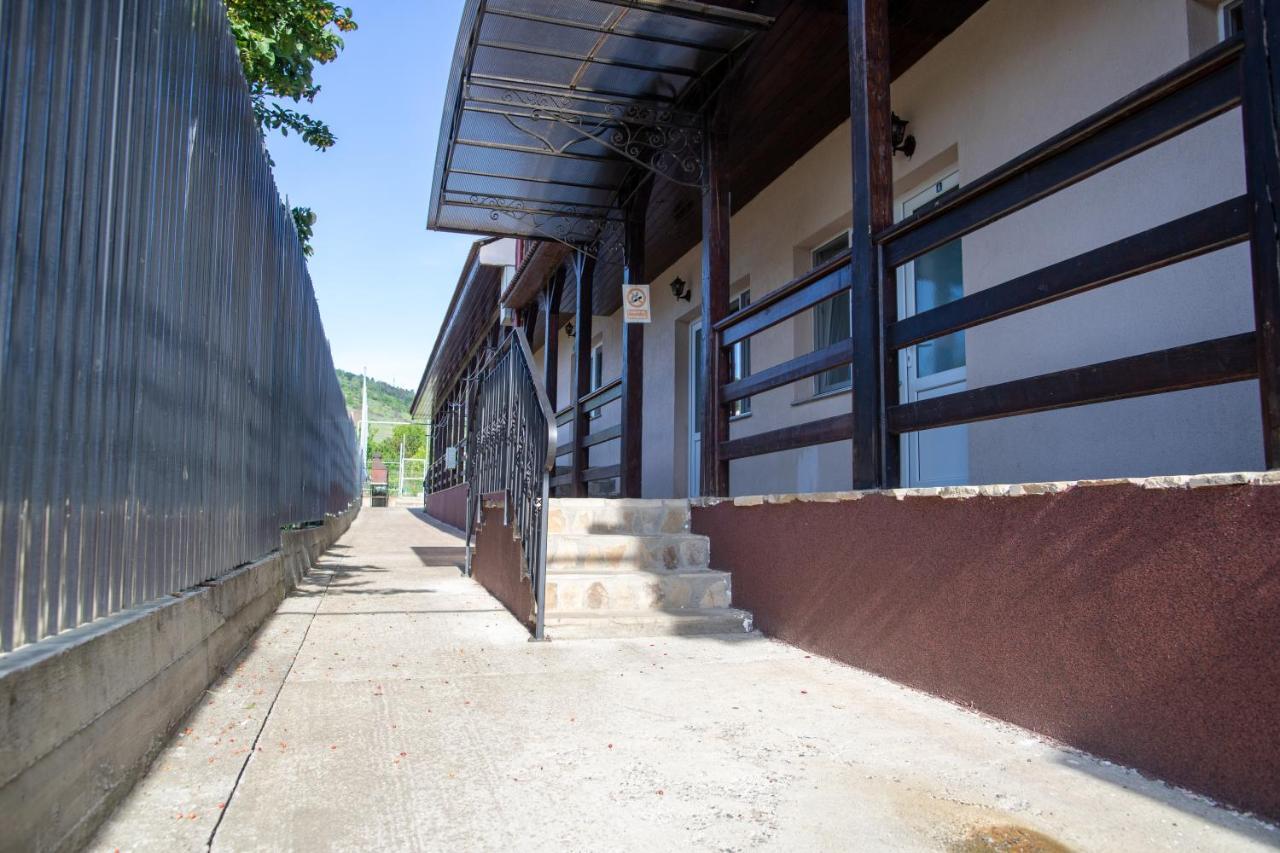 Motel Aris Meridian Piatra Neamţ エクステリア 写真