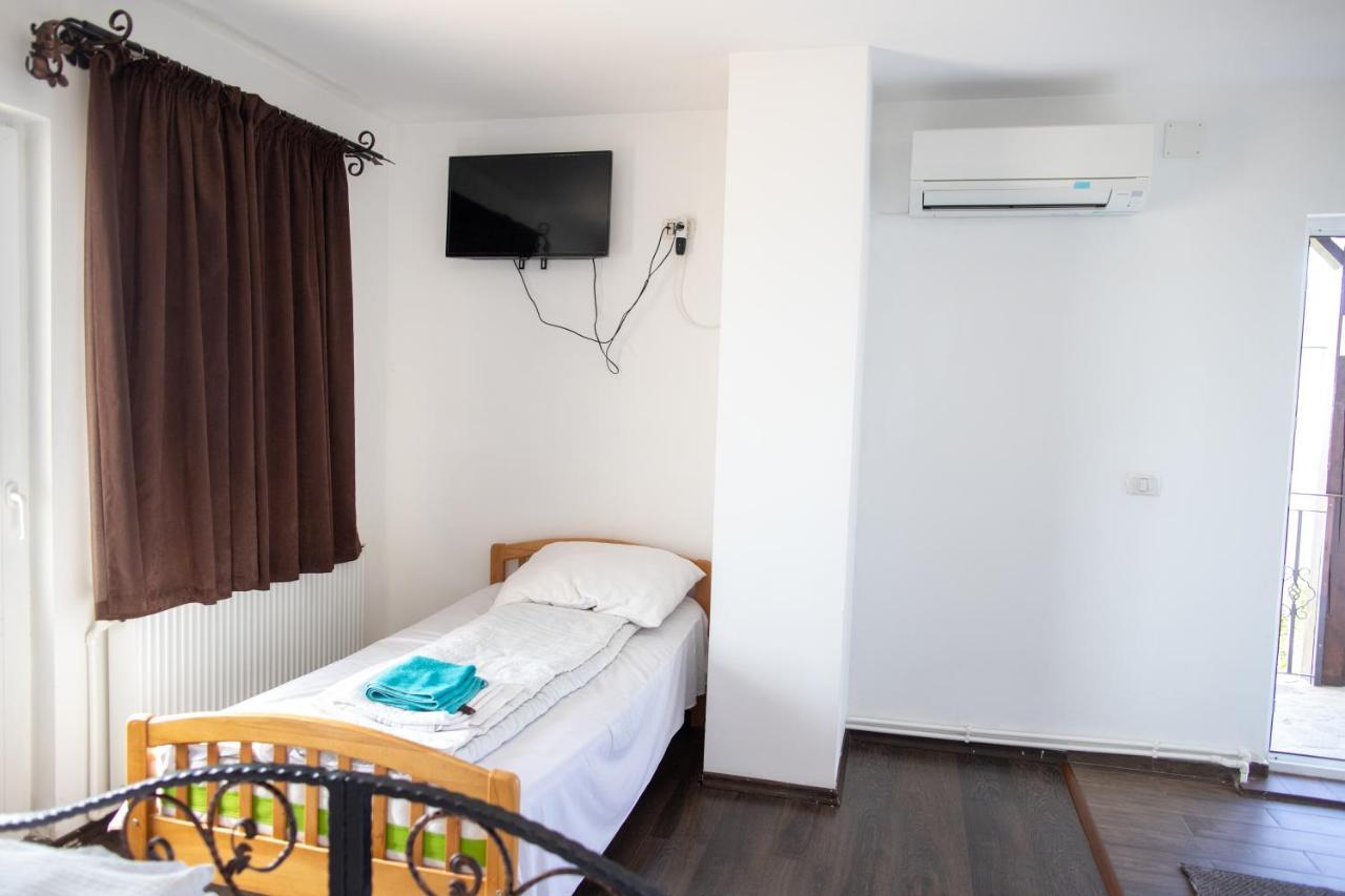 Motel Aris Meridian Piatra Neamţ エクステリア 写真